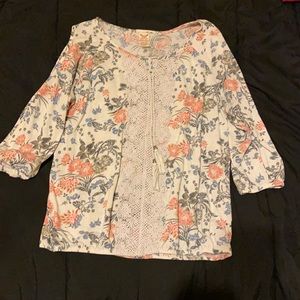 Off the shoulder quarter sleeve shirt.